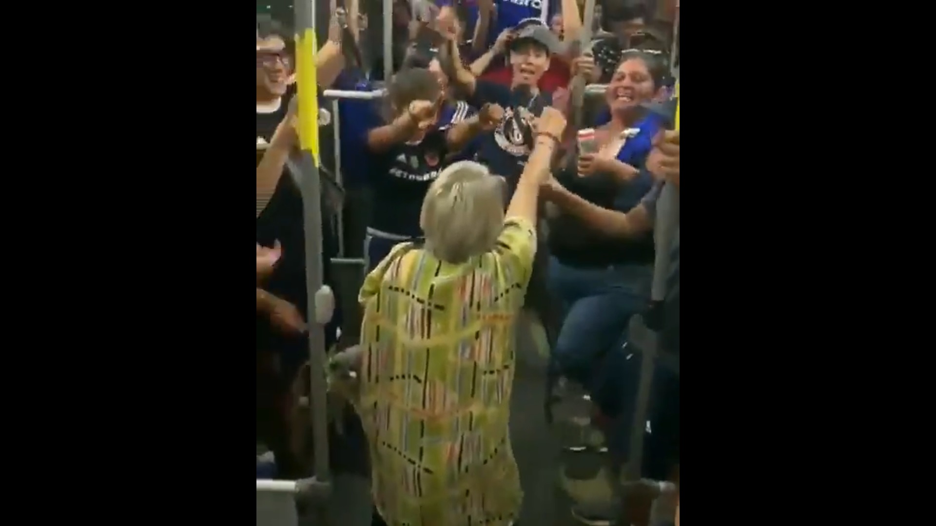 Abuelita sorprendió cantando con hinchas de Universidad de Chile en una micro