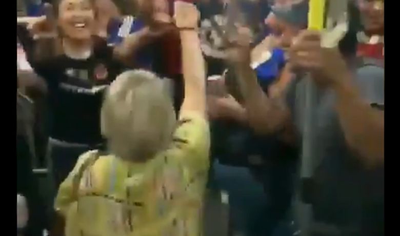 U. de Chile busca a la abuelita hincha que se hizo viral para invitarla al Superclásico