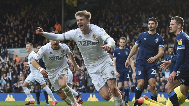 Leeds United ganó y quedó líder de la segunda división inglesa