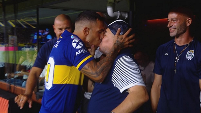 Cumplió la promesa: El “piquito” que se dieron Tévez y Maradona en la Bombonera