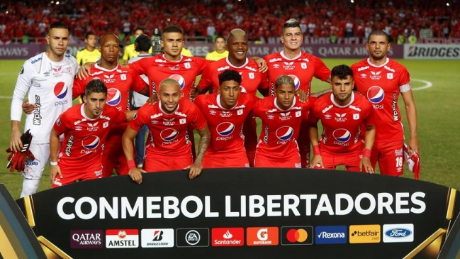América de Cali arribó a Chile para el duelo con la UC y contó con masivo recibimiento de sus hinchas