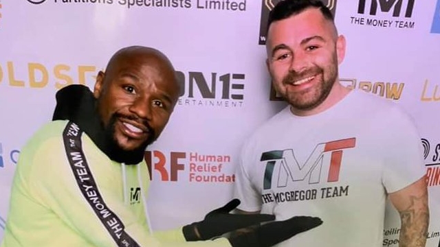 Mayweather usó guantes para un encuentro con fans y McGregor se burló
