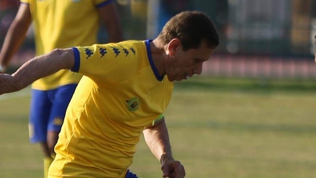 El futbolista más viejo del mundo anotó un gol en su debut a los 75 años