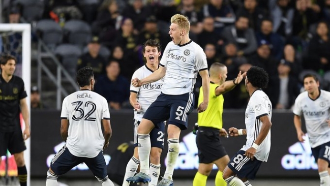 El noruego Jakob Glesnes se despachó un golazo desde 35 metros