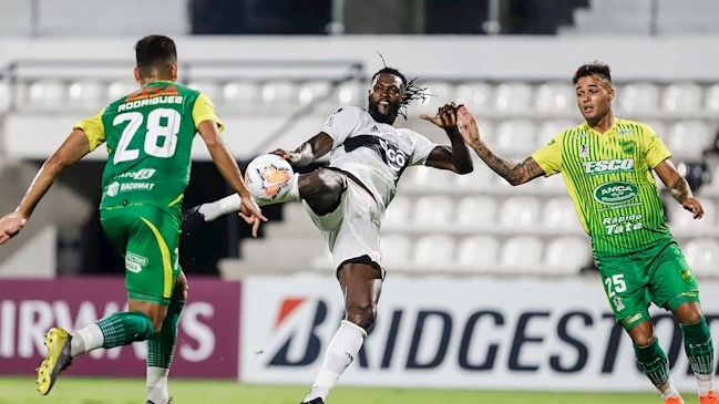 Adebayor fue expulsado por una brutal patada en duelo de Olimpia por la Copa Libertadores