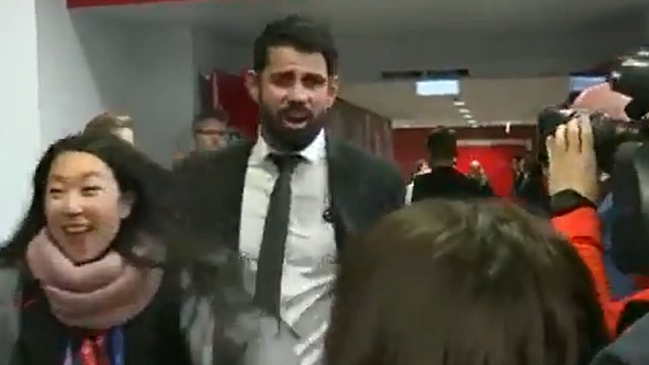 Diego Costa tosió en la cara de un grupo de periodistas tras partido de Anfield