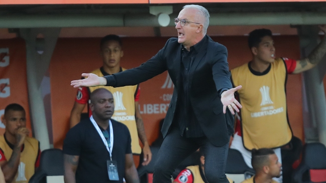 Técnico de Athletico Paranaense criticó “anti-fútbol” que el árbitro le permitió a Colo Colo