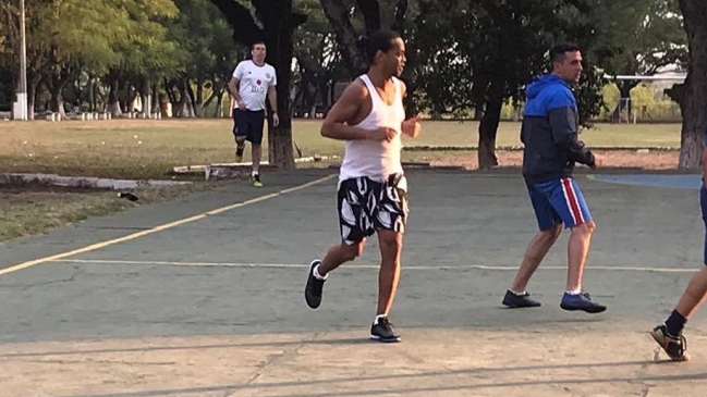 Ronaldinho levantó su primera copa en el centro donde está recluido en Paraguay