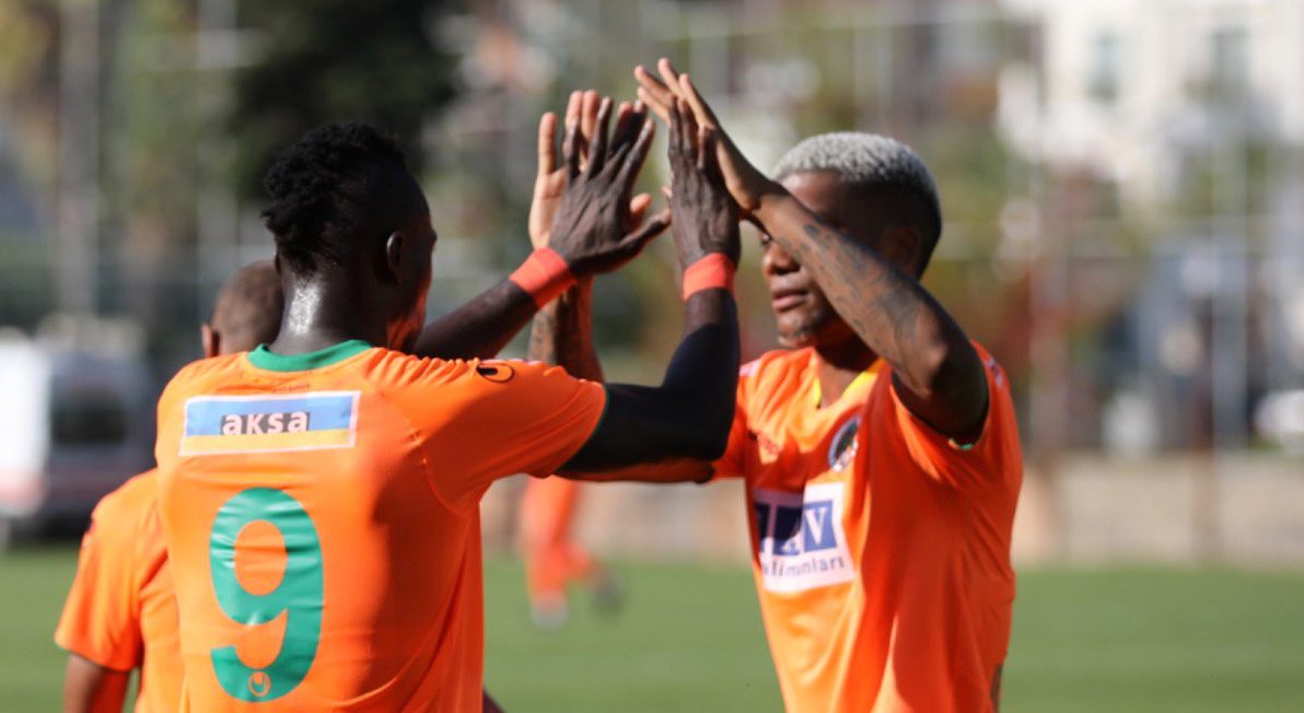 Junior Fernandes fue titular en Alanyaspor que volvió al triunfo en la Superliga turca