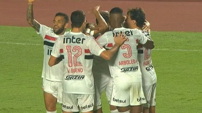 Sao Paulo tumbó a Santos y se mantuvo a paso firme en el Campeonato Paulista