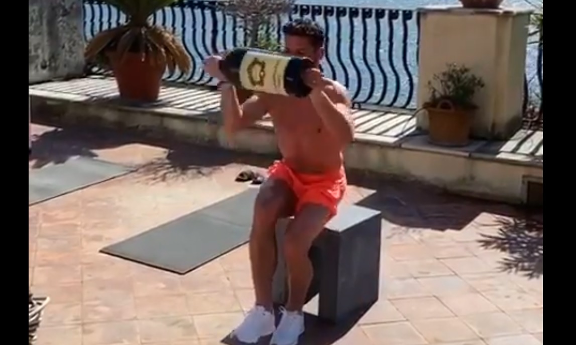 Delantero de Napoli pasa su cuarentena ejercitándose con una botella de vino