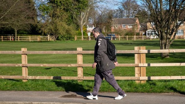 Marcelo Bielsa desafió al coronavirus y se fue caminando al entrenamiento de Leeds
