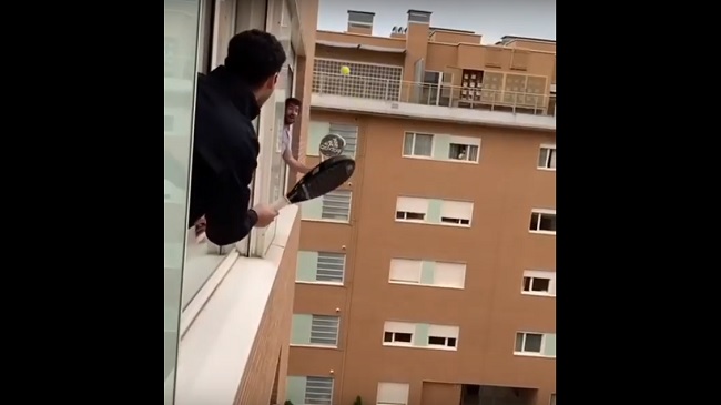 Ingeniosos: Vecinos de departamento “paletearon” de una ventana a otra durante la cuarentena