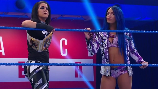 Error de cámara dejó en evidencia a luchadoras de la WWE durante comerciales