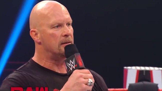 Stone Cold regresó a la WWE y aplicó su paralizadora a Byron Saxton