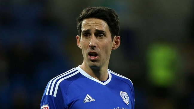 Ex compañero de Medel en Cardiff se debate entre la vida y la muerte por caída en un pub