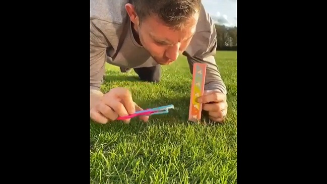 ¿Aburrido?: Estrella de Liverpool cortó el pasto con tijeras y regla infantiles