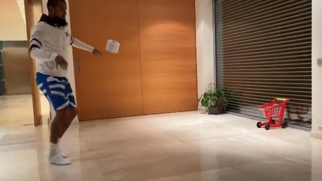 Arturo Vidal se lució respondiendo a Messi y agregó dificultad al “10 Toques Challenge”