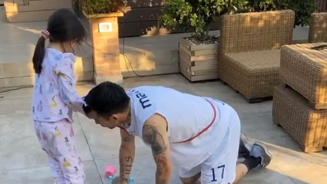 Gary Medel aprovecha su cuarentena para compartir junto a sus hijas
