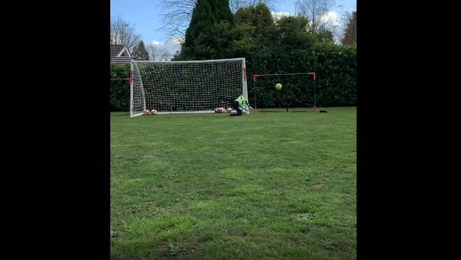 Hay futuro: Claudio Bravo publicó nuevo desafío con “la mejor atajada” de su hijo