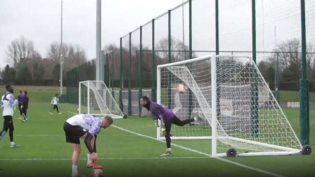 Manchester City destacó atajada de fantasía de Claudio Bravo durante una práctica
