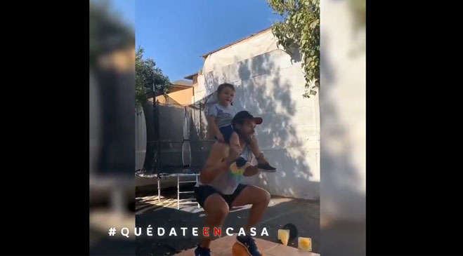 Portero de Palestino Cristián Guerra entrena en su casa durante la cuarentena con su hijo