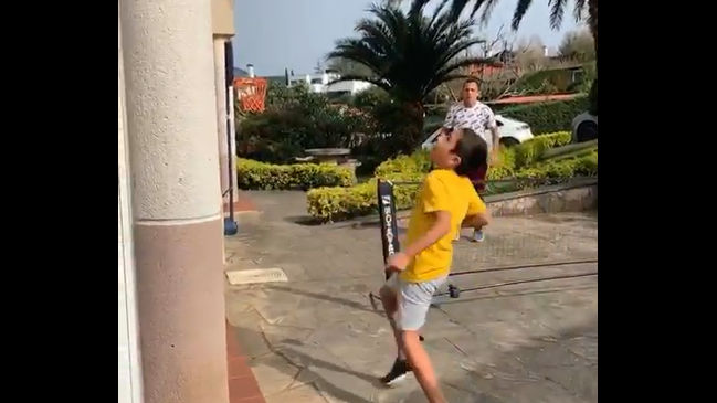 Fabián Orellana compartió jugando tenis fútbol en familia durante su cuarentena