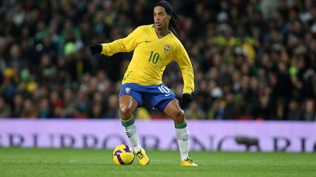 Los gloriosos momentos en la selección brasileña del cumpleañero Ronaldinho