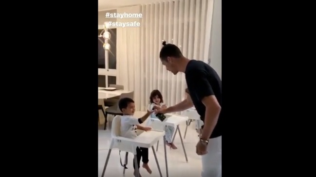 Dando el ejemplo: Cristiano Ronaldo enseñó a sus hijos a desinfectar sus manos