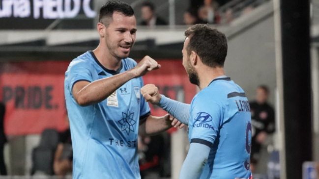 Jugador inglés festejó un gol aplaudiendo a las tribunas vacías en el clásico de Sydney