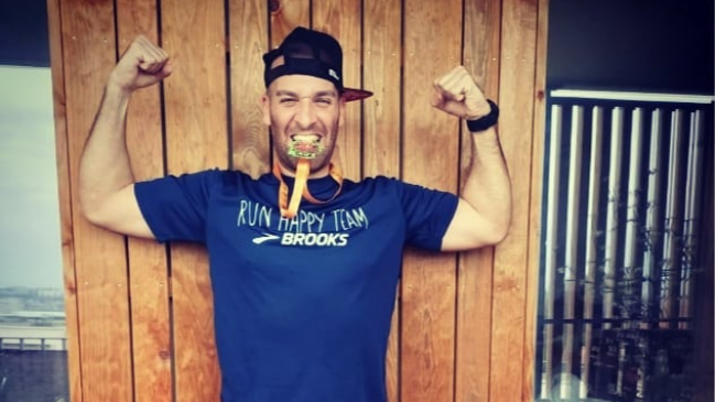Hombre corrió un maratón en un balcón de siete metros en su cuarentena en Francia