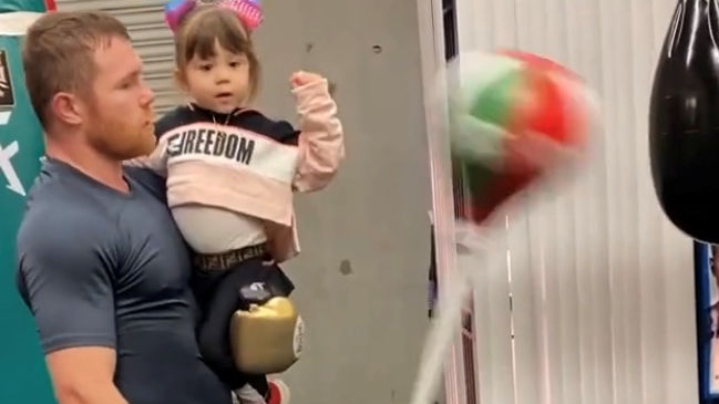 “Canelo” Alvarez compartió el entrenamiento con su pequeña hija durante la pandemia