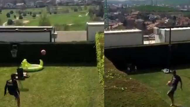 Jugadores de Osasuna se enfrentaron a un duelo de tenis fútbol desde el patio de sus casas