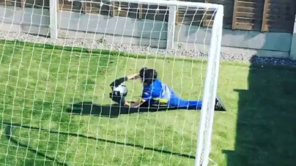 Ni la cuarentena frenó a este niño que sueña con ser arquero