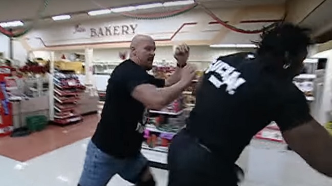 Política británica confundió pelea de Stone Cold con frenesí por compras en supermercados