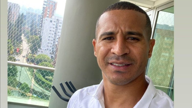 ¡No se olvida! Macnelly Torres posó con la camiseta de Colo Colo en su cuarentena en Colombia