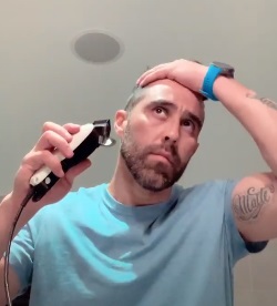 Lo hizo él mismo: El cambio de look de Claudio Bravo en cuarentena