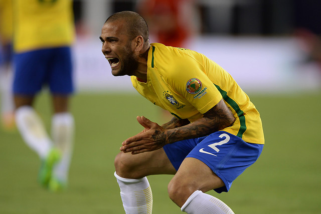 La crítica de Dani Alves a Bolsonaro por calificar el COVID-19 de “gripecita”