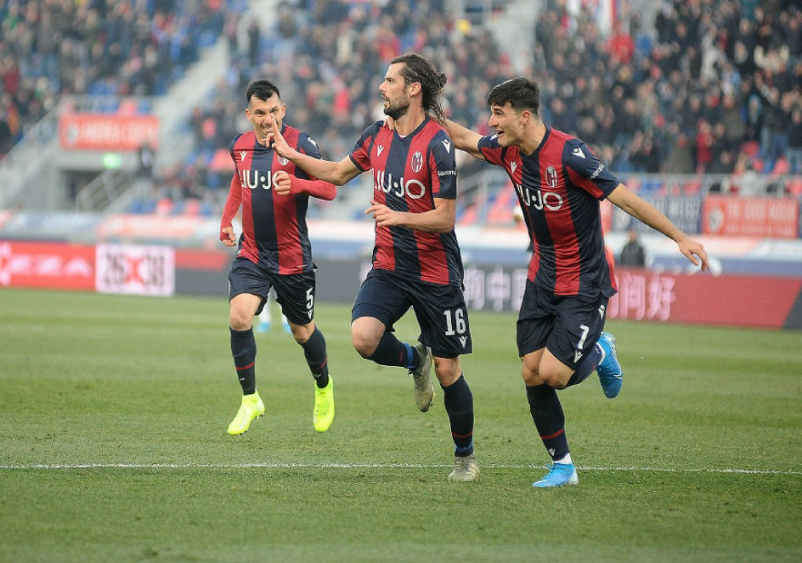 Jugadores de Bologna FC llamaron por sorpresa a aficionados que viven solos