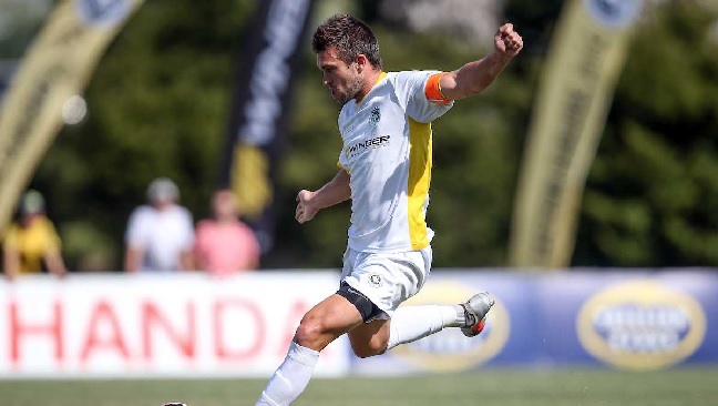 Seleccionado australiano fue detenido por manejar sin polera un carro de golf en cuarentena