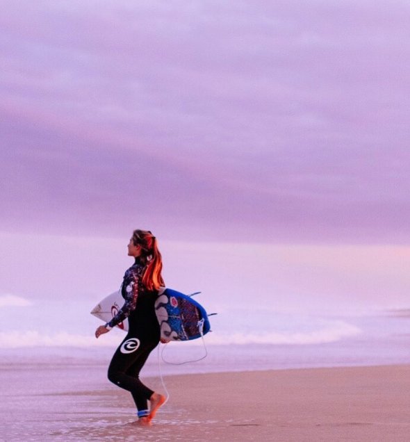 Surfista olímpica pasa la cuarentena y entrena en paradisíaca isla