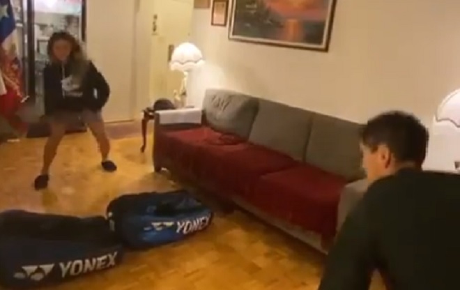 Con sartenes en el living de su casa: El partido improvisado entre Alejandro Tabilo y su novia