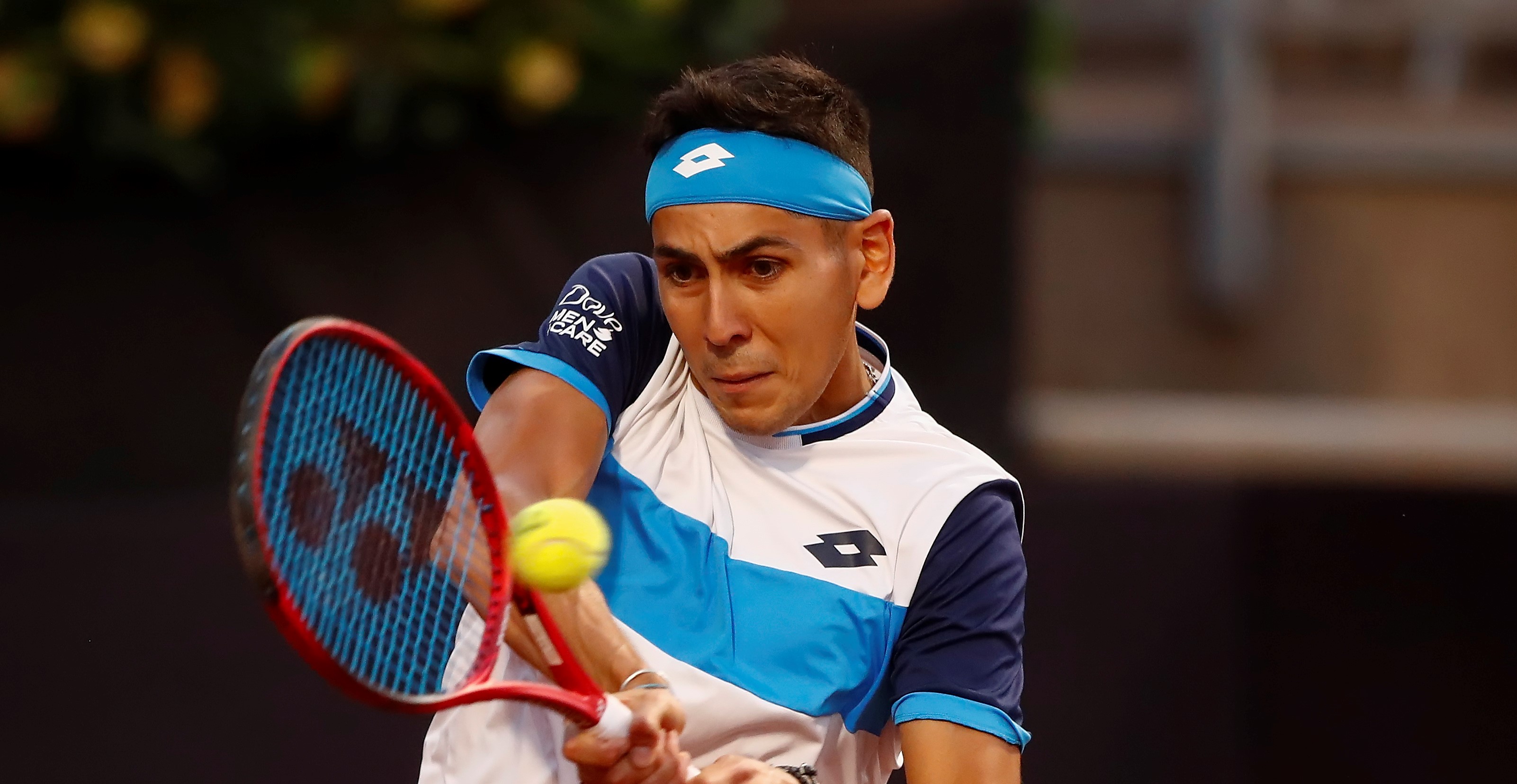 Alejandro Tabilo improvisó una cancha de tenis en casa y disputó un duelo con su novia