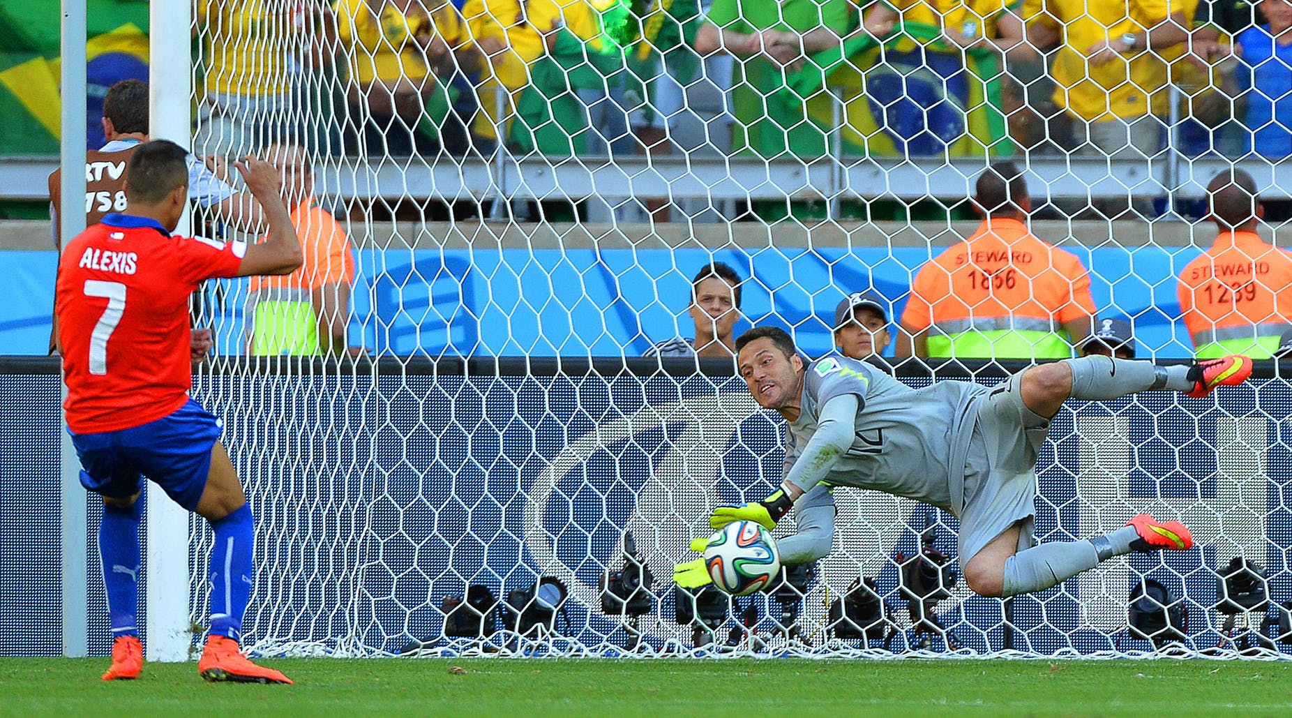 Julio César, ex portero de Brasil: El duelo ante Chile en el Mundial 2014 marcó mi carrera