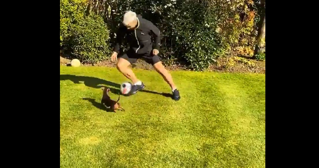 El “Kun” Agüero pasa la cuarentena entrenando con pelota en su casa junto a su perro