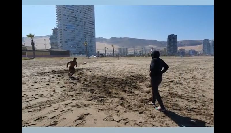 Edson Puch realiza un intenso entrenamiento en las playas de Iquique para mantenerse en forma