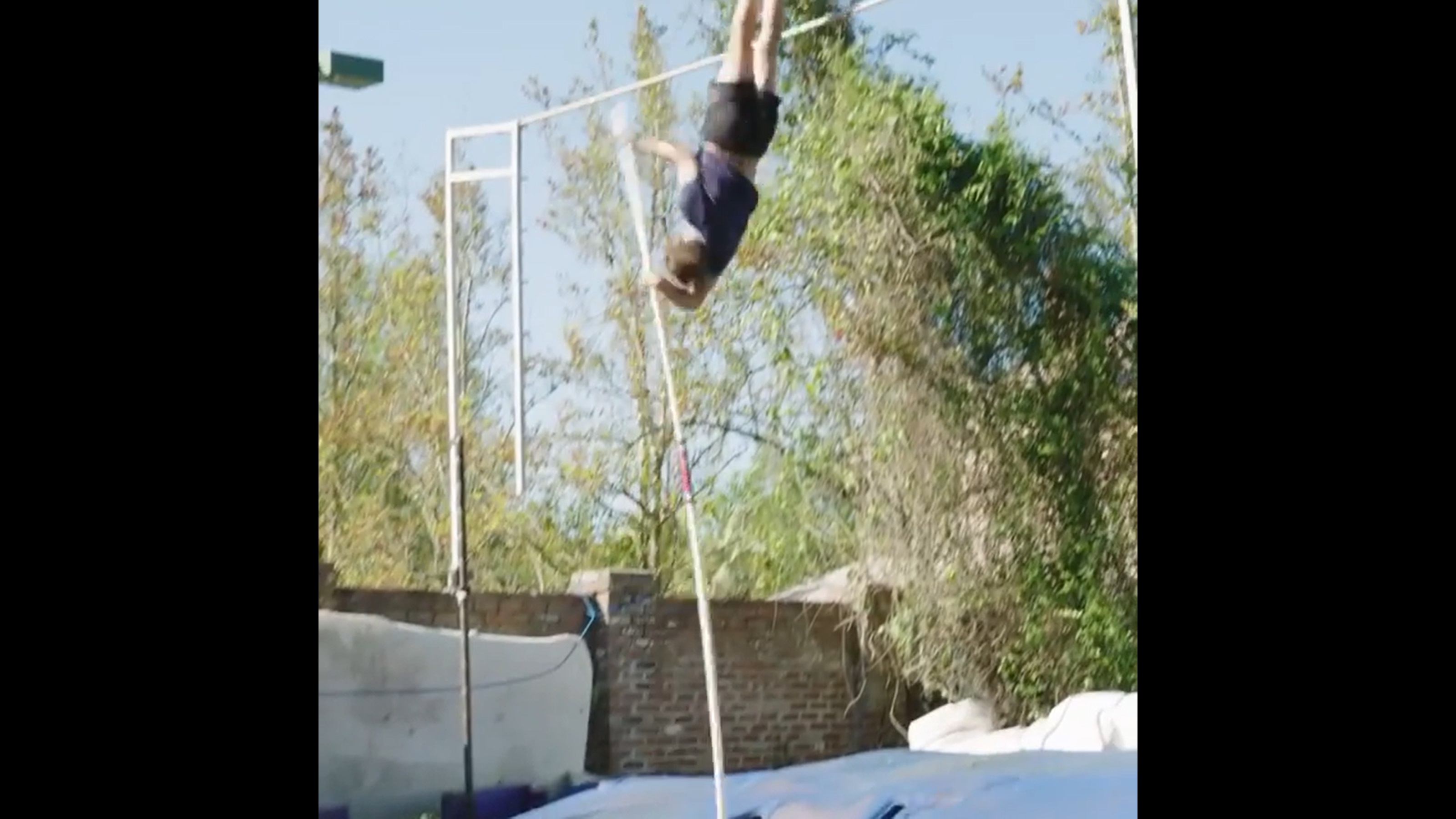 El plusmarquista mundial Armand Duplantis practica el salto con garrocha en su patio