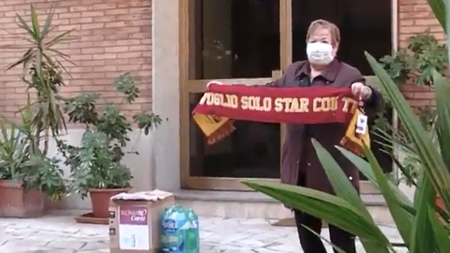 AS Roma entregó cajas de mercadería y camisetas a sus socios mayores de 75 años