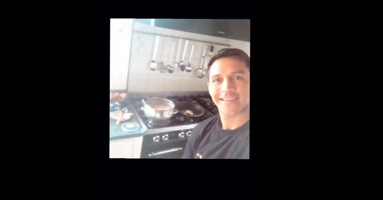 “Aquí aprendiendo a cocinar”: Alexis Sánchez prepara porotos durante la cuarentena en Italia