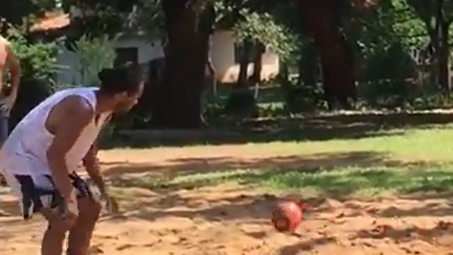 Ronaldinho disfruta con el fútbol tenis en la cárcel durante la pandemia por coronavirus